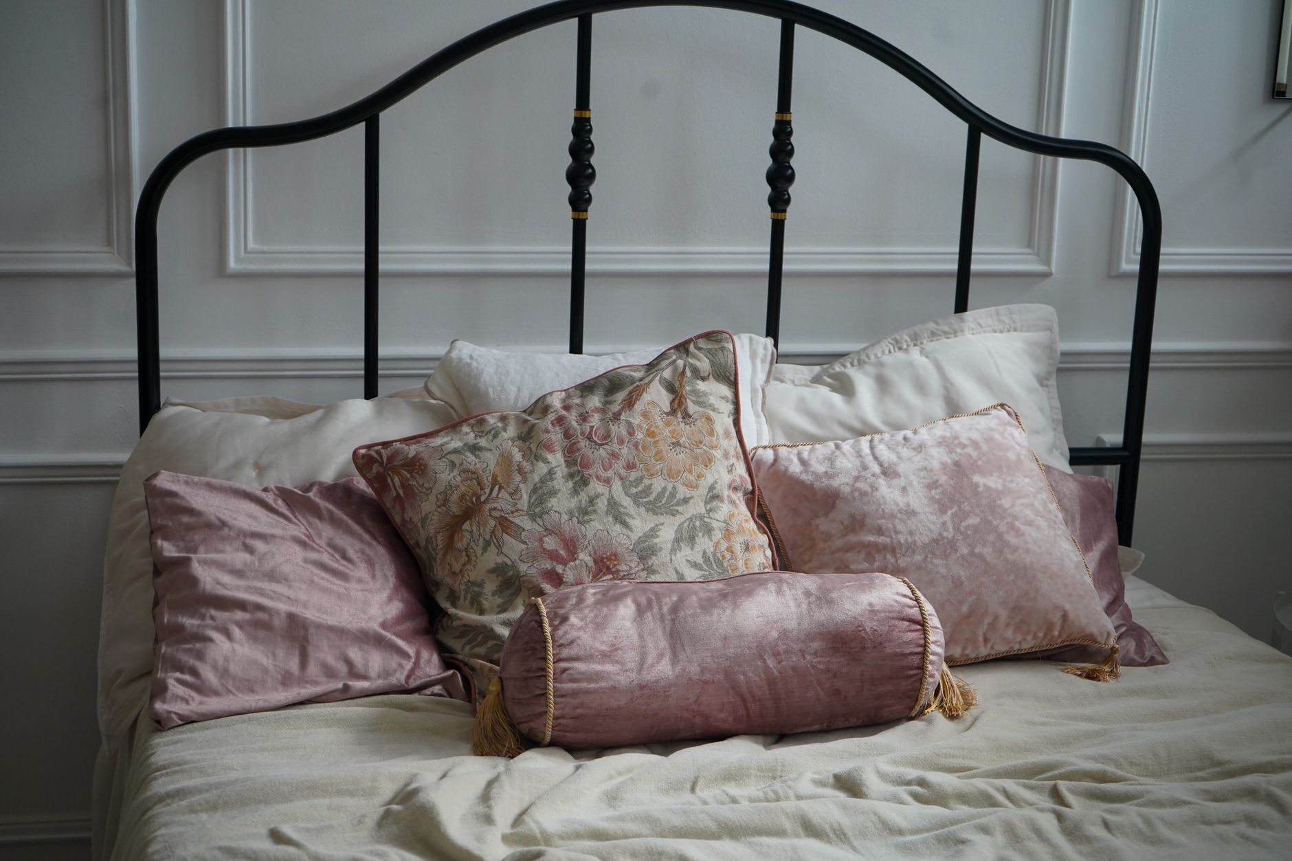 Supportive bed pillows with smooth covers
